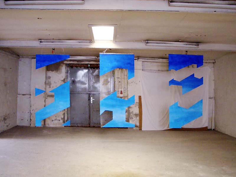 Ansicht der Kunstilastallation #346 Blaues Objekt, Installation in "zu besuch", Siegen 2005